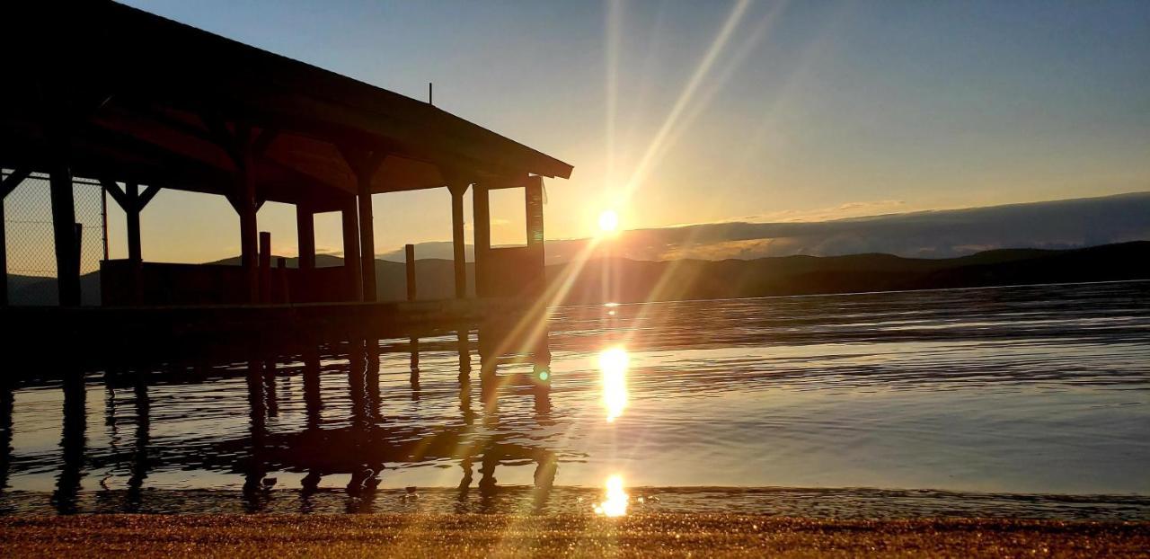 The Stone Gate Resort Lake George Esterno foto