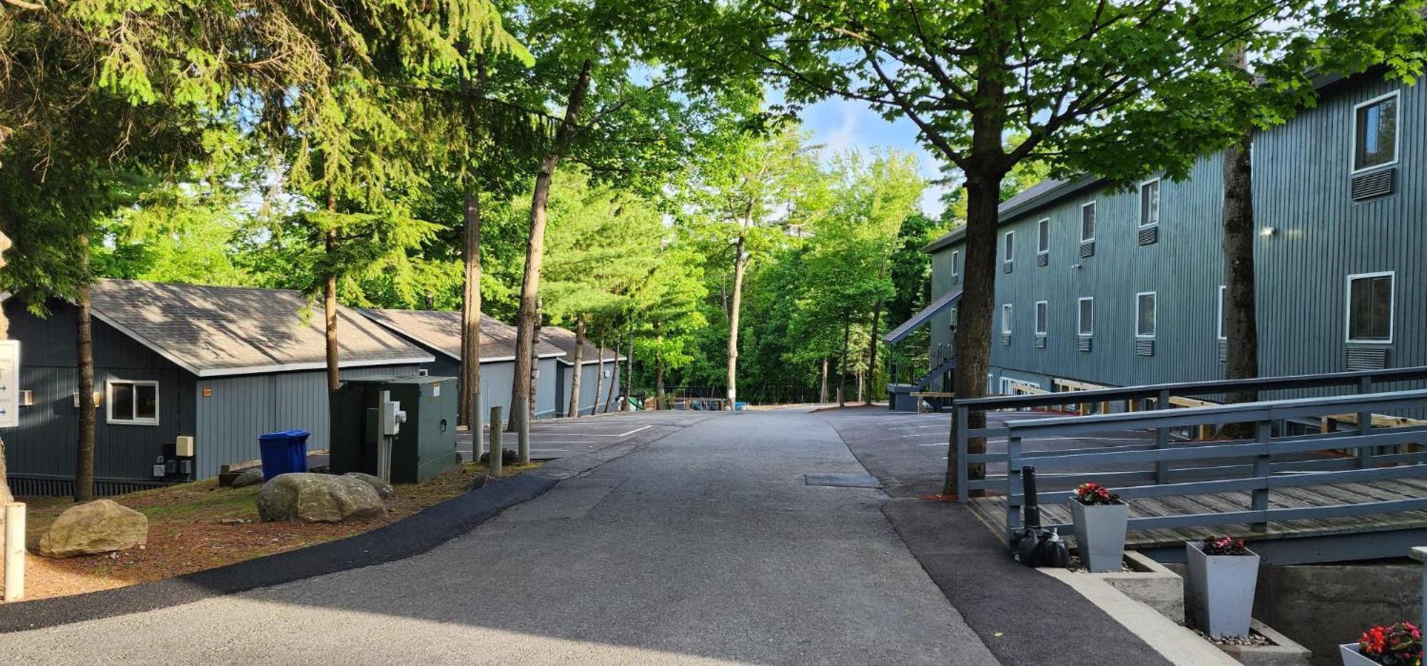 The Stone Gate Resort Lake George Esterno foto