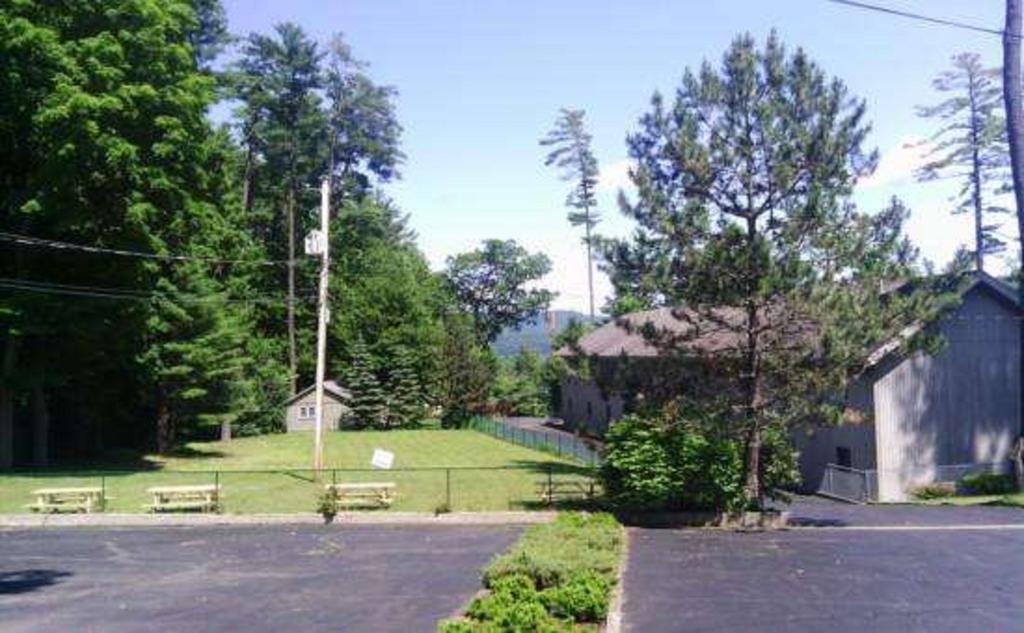 The Stone Gate Resort Lake George Esterno foto
